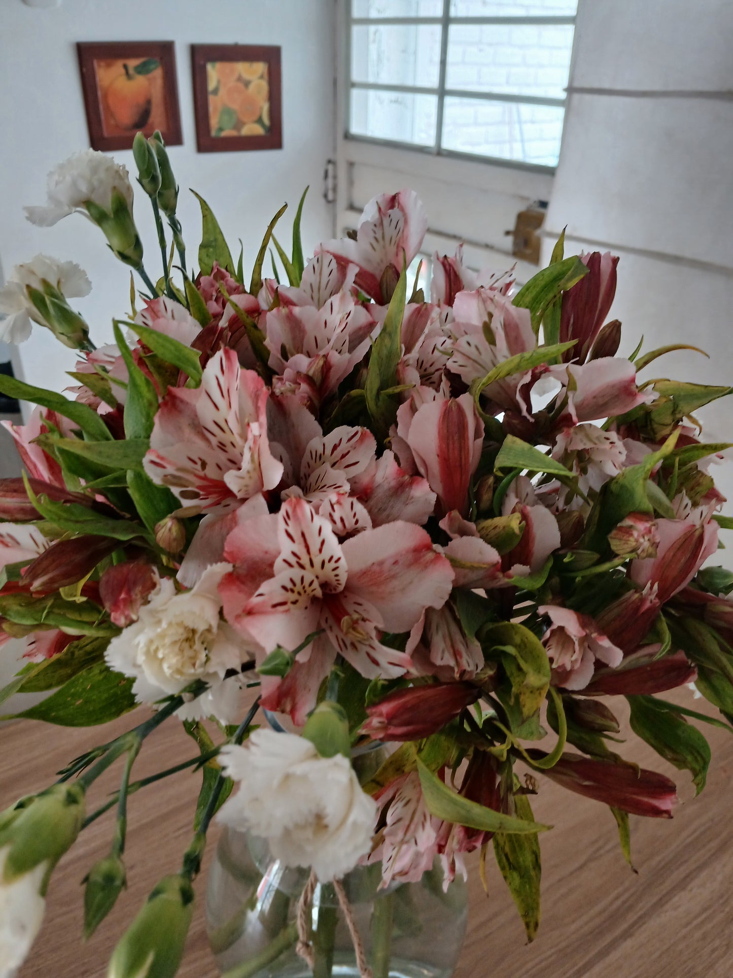 Astromelias Blancas con Rosado